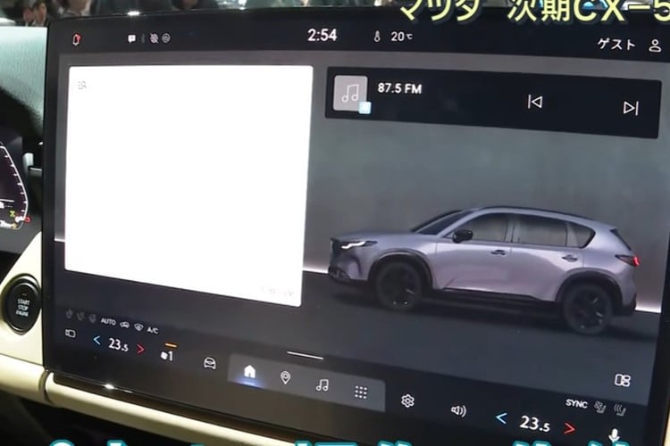 dashboard ດິຈິຕອລຢ່າງເຕັມທີ່ປ່ຽນແທນປະເພດອະນາລັອກແບບດັ້ງເດີມ, ສະຫນອງປະສົບການການໂຕ້ຕອບ intuitive ຫຼາຍສໍາລັບຜູ້ຂັບຂີ່. ພວງມາໄລ 3 ປາຍທີ່ອອກແບບໃໝ່ ມາພ້ອມກັບໂລໂກ້ Mazda ແບບຮາບພຽງທີ່ທັນສະໄໝ. ລາຍລະອຽດການຕົກແຕ່ງໄດ້ນໍາໃຊ້ວັດສະດຸອ່ອນແລະໂລຫະ matte, ເຮັດໃຫ້ພື້ນທີ່ພາຍໃນຟຸ່ມເຟືອຍຫຼາຍ. 9-9312.jpg