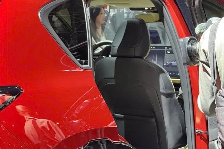 Mazda ສືບຕໍ່ເດີນຕາມປັດຊະຍາຂອງ “Joy of Driving” ເມື່ອຕິດຕັ້ງ CX-5 2026 ດ້ວຍເຄື່ອງຈັກແອັກຊັງ 2.5L e-SKYACTIV G ປະສົມປະສານກັບລະບົບປະສົມອ່ອນໆ, ຜະລິດກຳລັງ 187 ແຮງມ້າ ແລະກຳລັງແຮງບິດ 251 Nm. ລົດດັ່ງກ່າວໃຊ້ລະບົບເກຍອັດຕະໂນມັດ 6 ຄວາມໄວ ບວກກັບລະບົບຂັບເຄື່ອນສີ່ລໍ້ເຕັມເວລາ (AWD). 11-8771.jpg