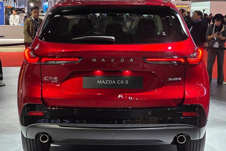 ລະບົບລະງັບດ້ານຫຼັງຂອງ MacPherson ແລະທາງຫຼັງແບບ multi-link ໃຫ້ການຂັບຂີ່ທີ່ສົມດຸນຄວາມສະດວກສະບາຍ ແລະ ຄວາມສະປອດ. ເທັກໂນໂລຍີຄວາມປອດໄພ ແລະ ການຊ່ວຍເຫຼືອຜູ້ຂັບຂີ່ຍັງແຂງແຮງ, ພ້ອມດ້ວຍຊຸດ i-ACTIVSENSE ແລະ ADAS ລະບົບການຊ່ວຍເຫຼືອຜູ້ຂັບຂີ່ຂັ້ນສູງທີ່ເໝາະສົມກັບມາດຕະຖານ. 5-3256.jpg