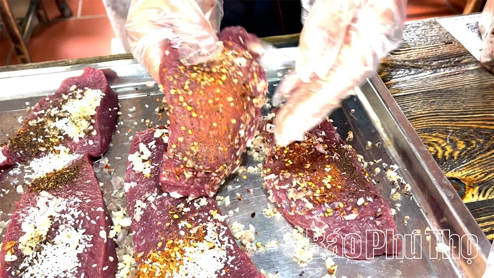 Сира яловичина з укусами мурах – дивна страва гір та лісів Там Дао