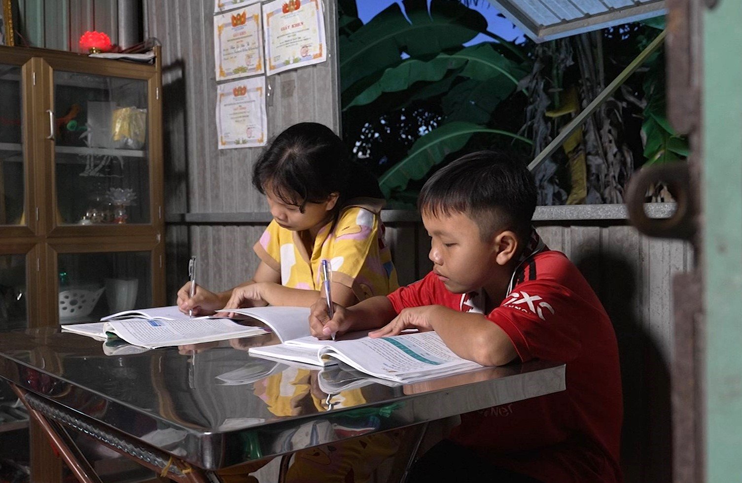 Hai chị em Mẫn Thi luôn nỗ lực vươn lên trong học tập, dù cuộc sống còn nhiều khó khăn.