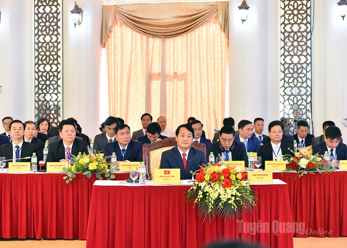 प्रांतीय पार्टी सचिव हाउ ए लेन्ह और तुयेन क्वांग प्रांत के प्रतिनिधियों ने सम्मेलन में भाग लिया।