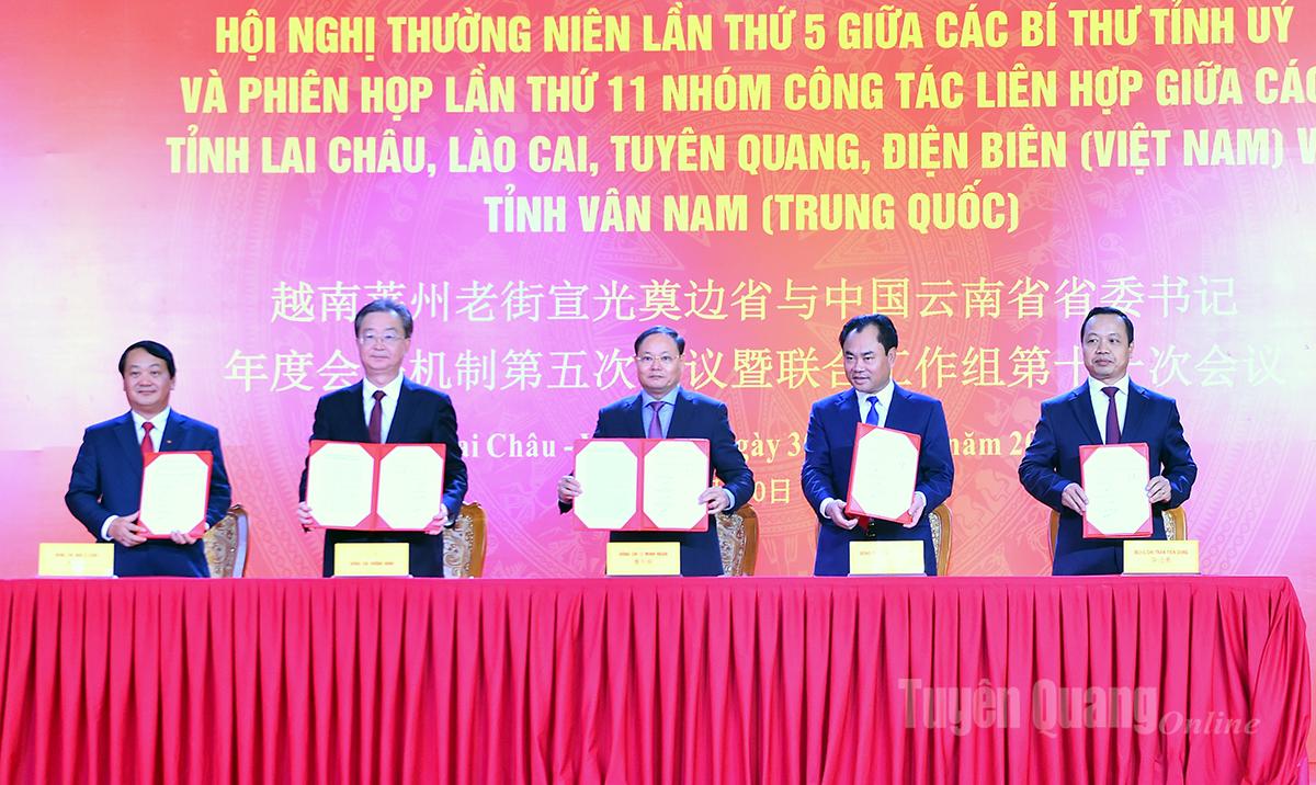तुयेन क्वांग, वान नाम, लाओ कै, लाई चाऊ और डिएन बिएन प्रांतों के पार्टी सचिवों ने 5वें वार्षिक सम्मेलन के कार्यवृत्त पर हस्ताक्षर किए।
