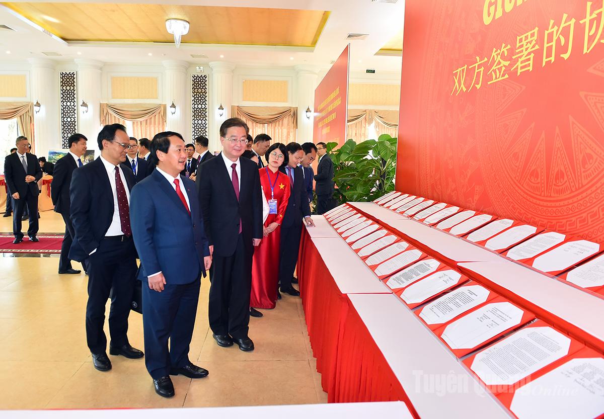 प्रतिनिधियों ने दोनों पक्षों के बीच हस्ताक्षरित दस्तावेजों की प्रदर्शनी का अवलोकन किया।