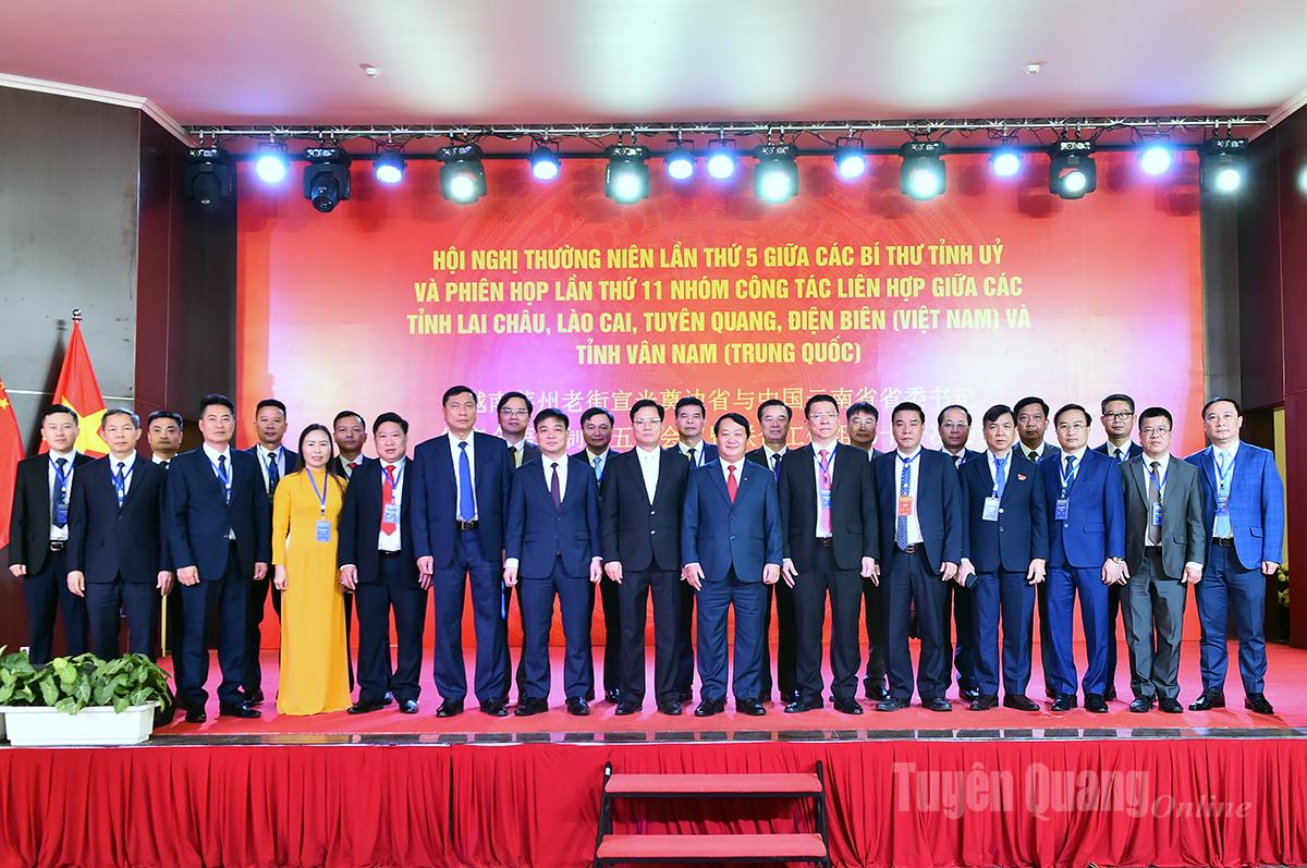 तुयेन क्वांग प्रांत के प्रतिनिधिमंडल ने सम्मेलन में स्मारिका फोटो ली।