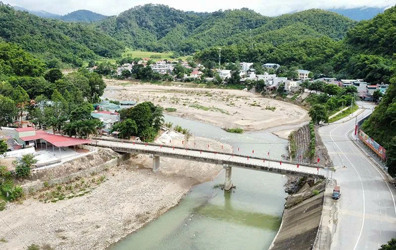 Quan Son implementerer kampanjen «90 dager for å bli rik, rydd opp i den nasjonale eiendomsdatabasen»