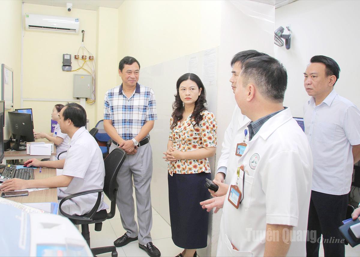 Phó Chủ tịch UBND tỉnh Vương Ngọc Hà kiểm tra cơ sở vật chất của bệnh viện.