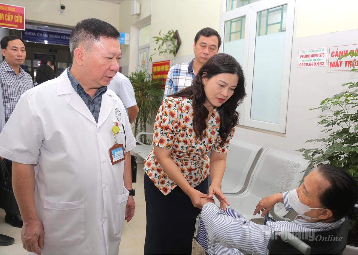 Phó Chủ tịch UBND tỉnh Vương Ngọc Hà thăm hỏi bệnh nhân đang điều trị tại Bệnh viện Đa khoa Hà Giang.