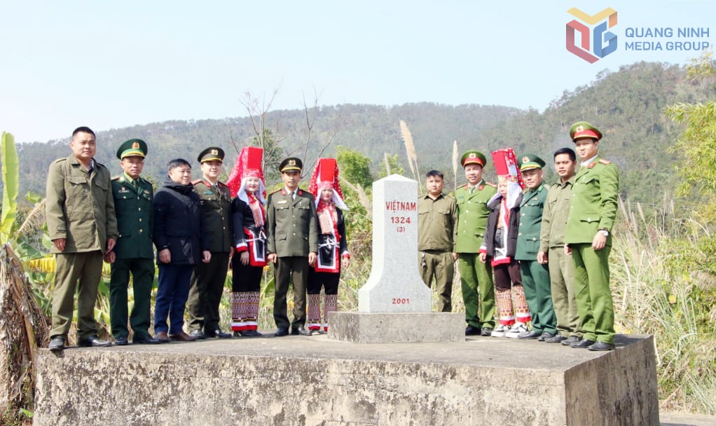 হোয়ান মো কমিউনে সীমান্ত চিহ্নিতকারী স্থানগুলো রক্ষার জন্য জনগণ এবং তৃণমূল স্তরের নিরাপত্তা বাহিনী, হোয়ান মো কমিউন পুলিশ, হোয়ান মো বর্ডার গার্ড স্টেশন টহল দেওয়ার কাজে অংশগ্রহণ করে।