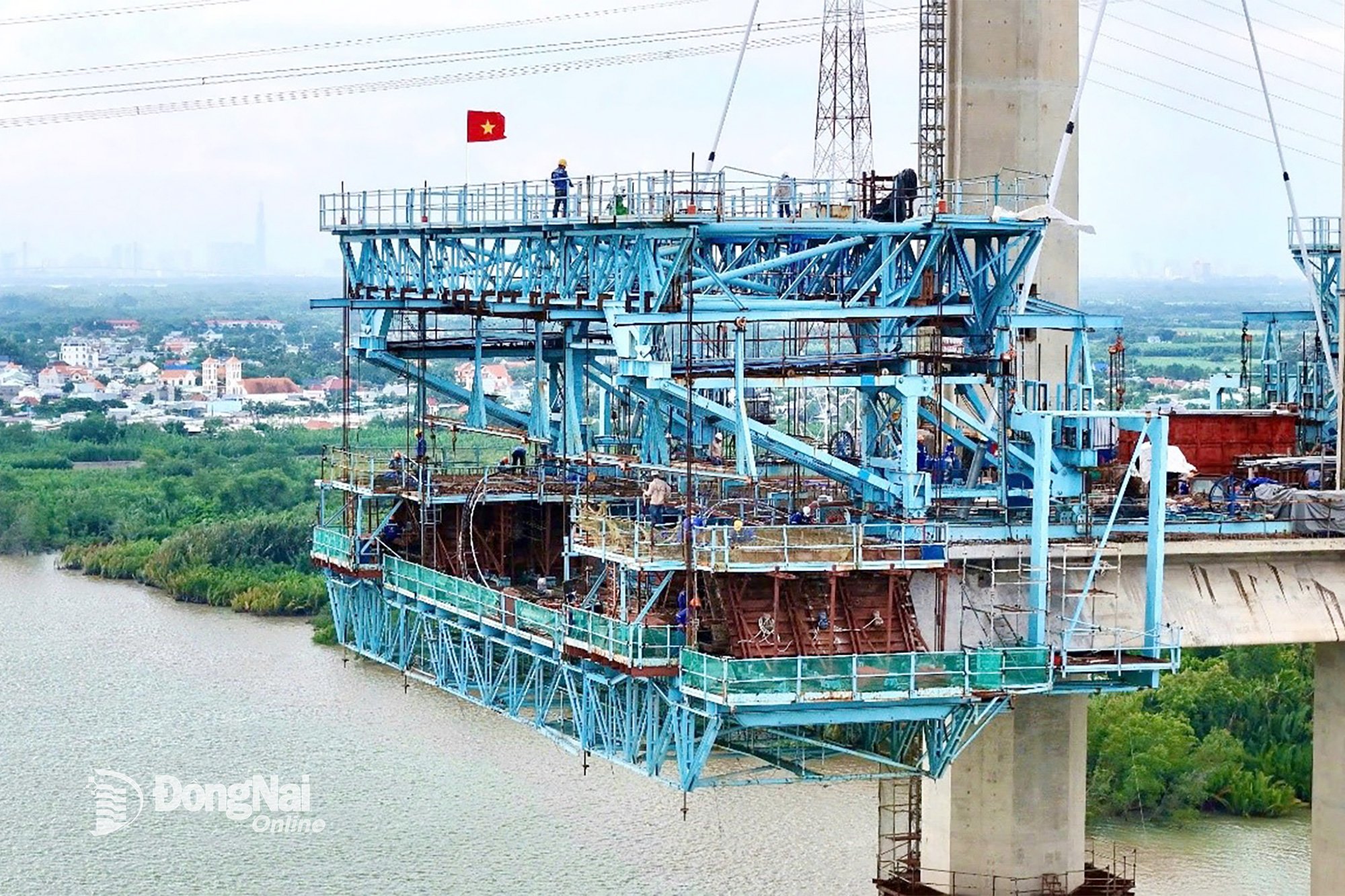 Bouw van de Phuoc Khanh-brug, Ben Luc - Long Thanh-snelweg. Foto: Thanh Hai