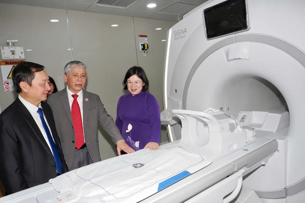 O camarada Huynh Thanh Dat, vice-chefe da Comissão Central de Propaganda e Mobilização de Massas, e a camarada Van Thi Bach Tuyet, vice-secretária do Comitê do Partido da Cidade de Ho Chi Minh, visitaram o Centro de Ressonância Magnética 3.0 do Hospital Tu Du. Foto: HOANG HUNG