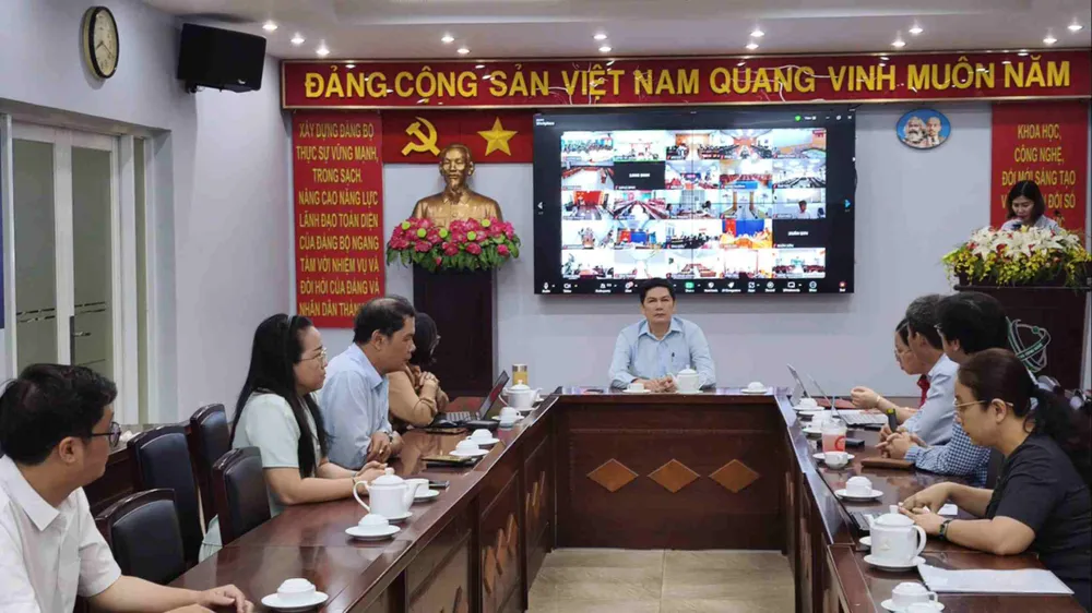 Ho Chi Minh Şehri Bilim ve Teknoloji Departmanı Müdür Yardımcısı Sayın Le Thanh Minh, Ho Chi Minh Şehri Bilim ve Teknoloji Departmanının köprü noktasında konferansa başkanlık etti.