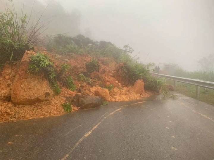 ថ្មនិងដីមួយចំនួនធំបានបាក់លើផ្លូវលេខ ២៨B។ (រូបថត៖ ផ្តល់ដោយអ្នកស្រុក)