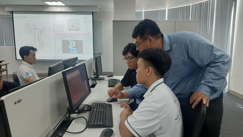 Formação de recursos humanos em tecnologia da informação na Universidade Nacional da Cidade de Ho Chi Minh.