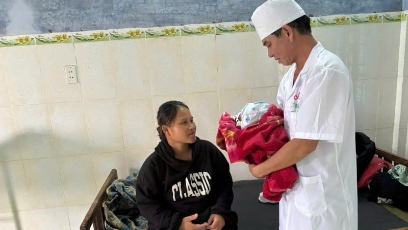 លោកវរសេនីយ៍ទោ Tran Minh Vu និងម្តាយ និងកូន Ho Thi Chon។