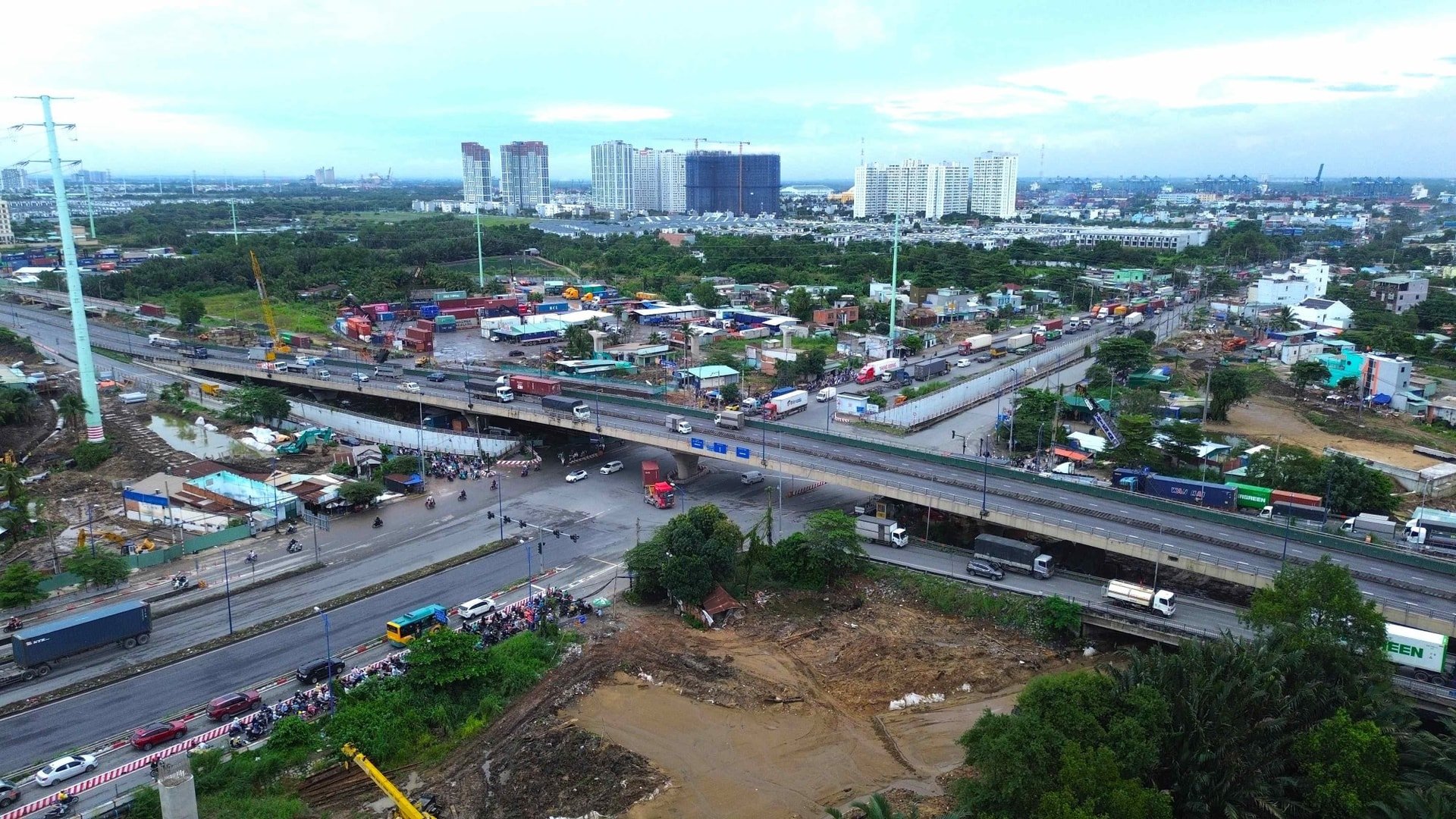 A My Thuy közlekedési kereszteződés egy közlekedési infrastrukturális projekt, amelyet Ho Si Minh-város épít, és amely keresztezi a Vo Chi Cong (2-es körgyűrű), a Dong Van Cong és a Nguyễn Thi Dinh utcákat.