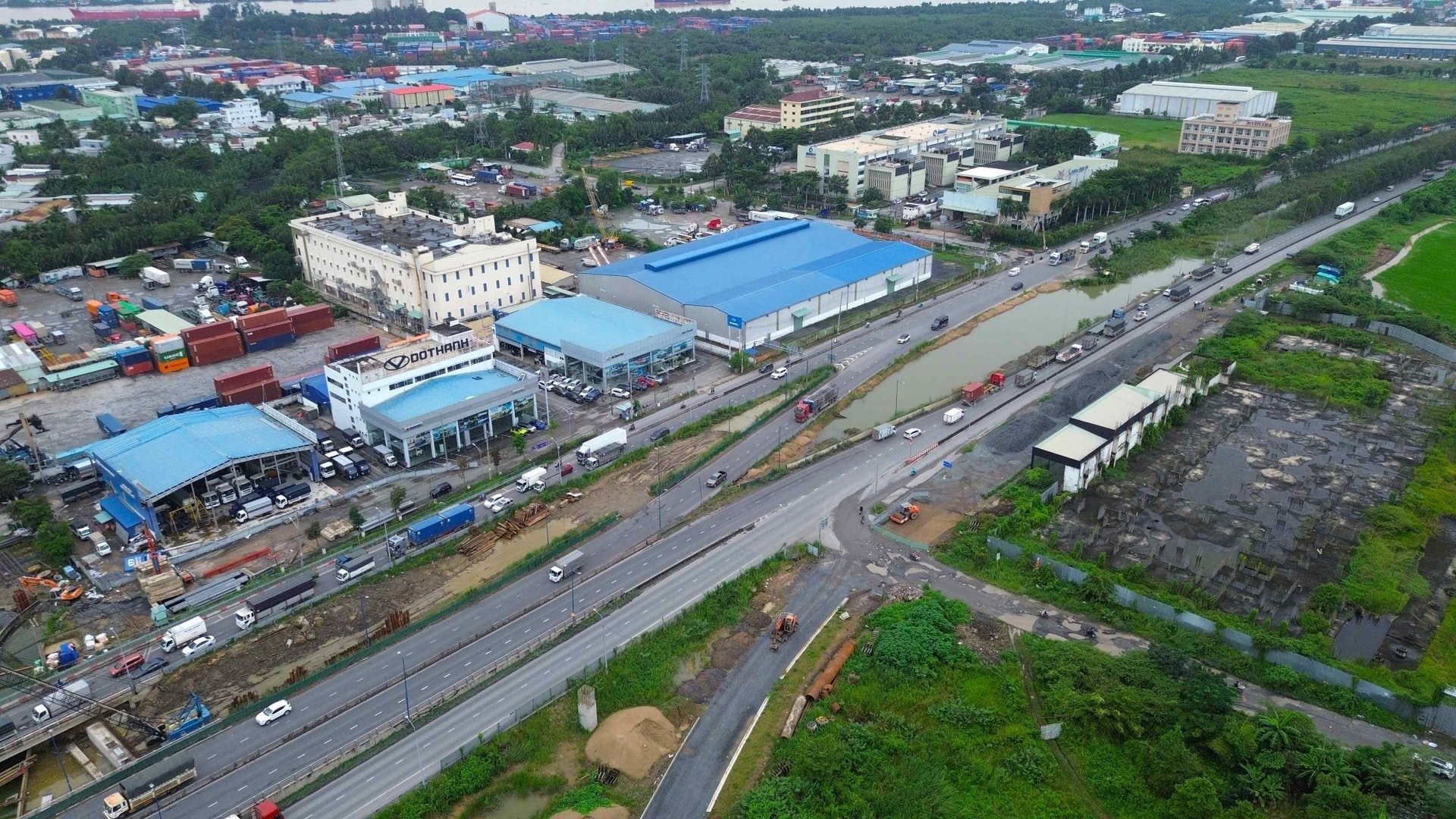 A Dong Van Cong utcától a Vo Chi Cong utcáig tartó leágazásnak 2026. január 31-ig be kell fejeződnie.