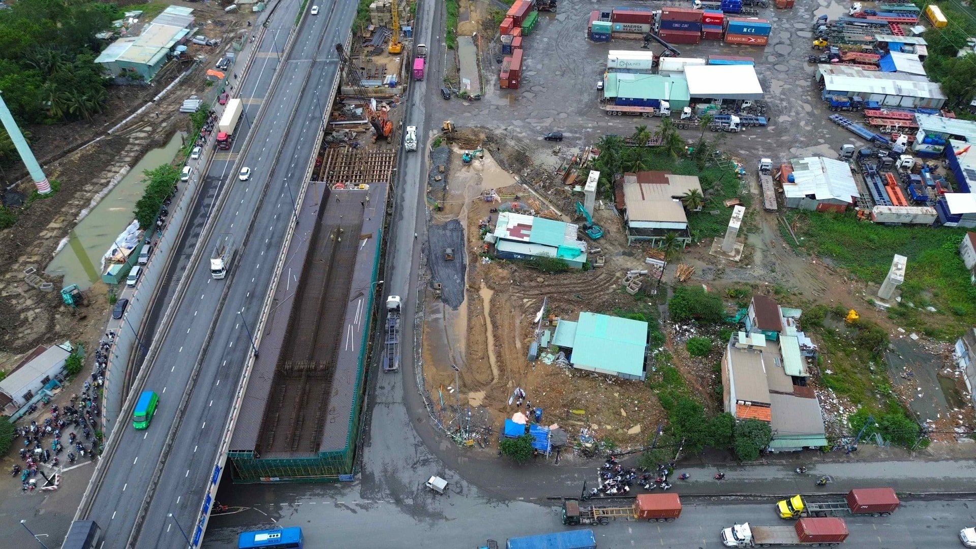 A projektet 3 szintű kereszteződési léptékkel tervezték, beleértve az aluljárókat, felüljárókat és útleágazásokat.
