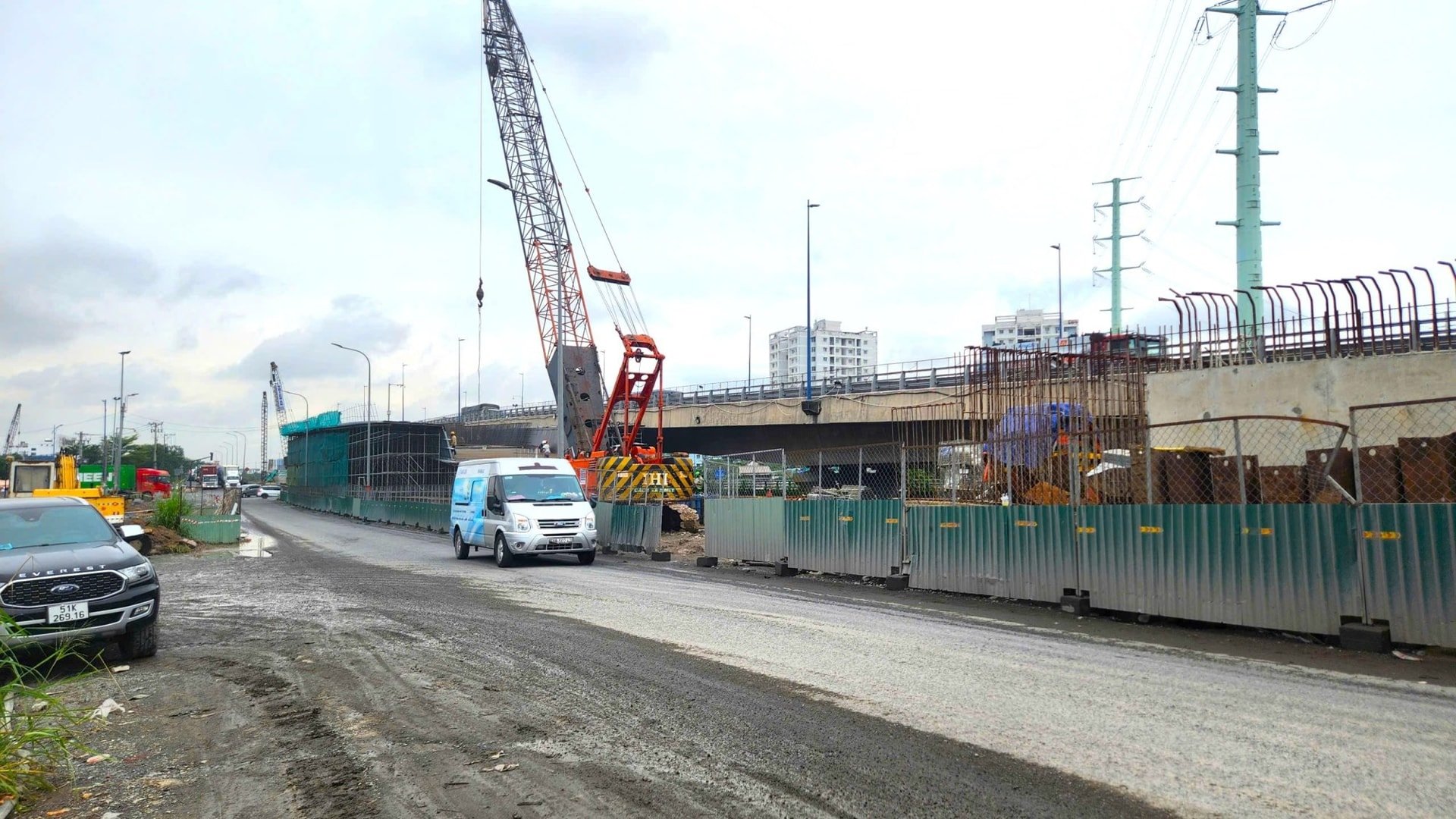 A Vo Chi Cong útvonalon lévő felüljáró jelenleg építés alatt áll, hogy a teljes kereszteződés elkészüljön.