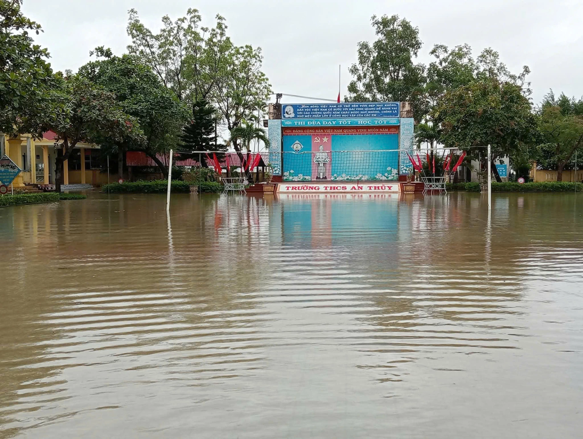 洪水のため、コミューン内のすべての生徒は休校となった - 写真: N.H
