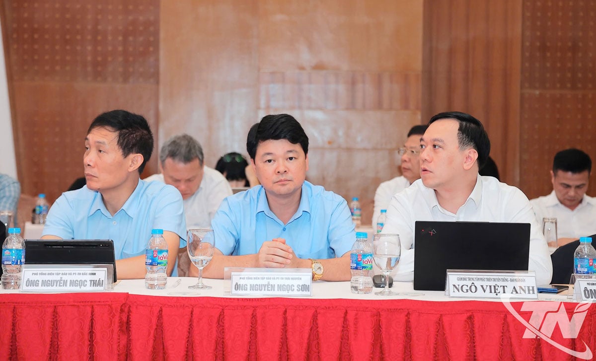 Ledare för Thai Nguyen-tidningen, radion och TV samt delegater som deltar i seminariet.