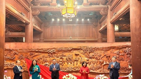 ទីក្រុងហាណូយបង្ហាញស្នាដៃកម្រ “ត្រឡប់មកផ្ទះវិញដោយសិរីសួស្តី ឧទ្ទិសកុសលជូនបុព្វការីជន” ទៅកាន់ប្រាសាទអក្សរសាស្ត្រ - បណ្ឌិត្យសភាអធិរាជ