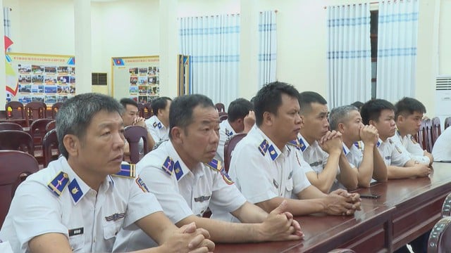 Cảnh sát biển Vùng 3 phát động cao điểm chống khai thác hải sản IUU - Ảnh 3.