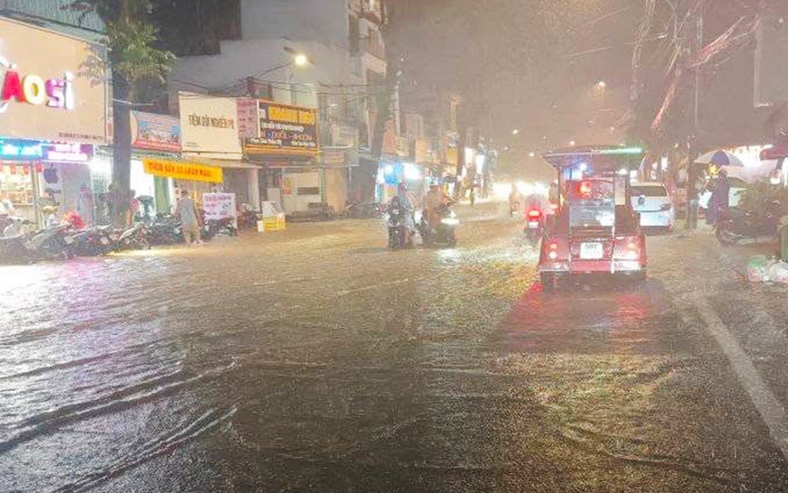 Фукуок проактивно реагує на сильні дощі, що спричинили локальні повені в деяких районах