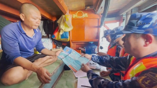 Cảnh sát biển Vùng 3 phát động cao điểm chống khai thác hải sản IUU - Ảnh 4.