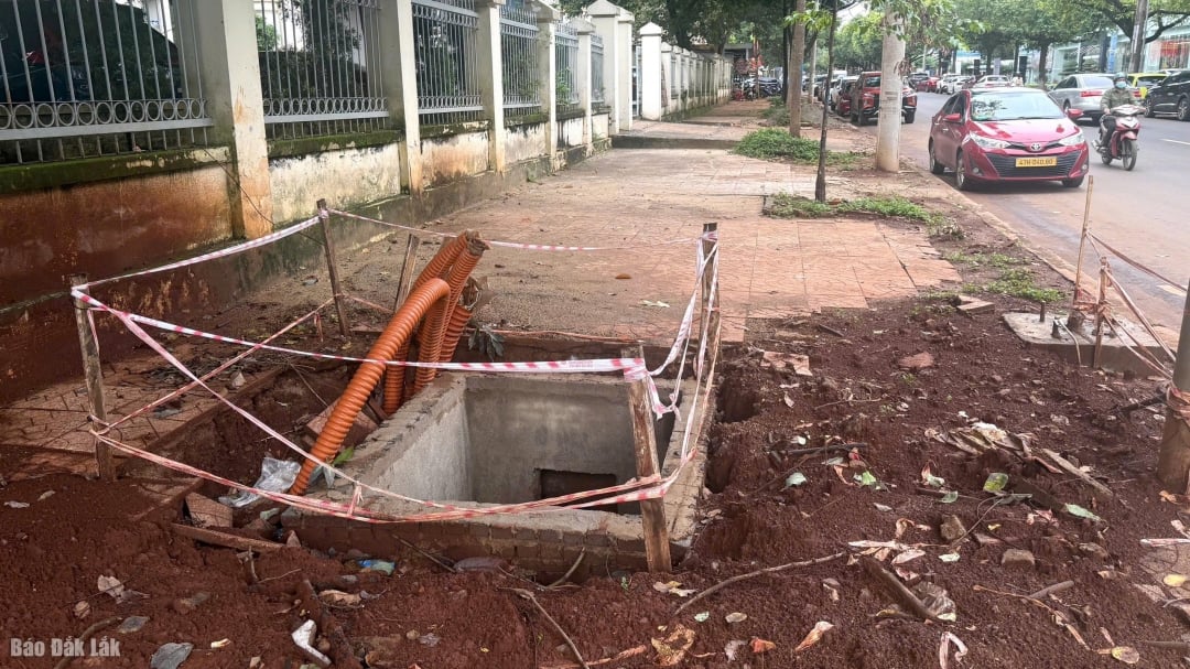 ປະຈຸບັນ, ຖະໜົນເຈື່ອງຈິ້ງ (ຕາແສງ ບິ່ງມາທ້ວນ) ພຽງແຕ່ກໍ່ສ້າງພື້ນຖານໂຄງລ່າງໃຕ້ດິນ, ໄດ້ຢຸດການປູຢາງທາງຍ່າງຊົ່ວຄາວ.