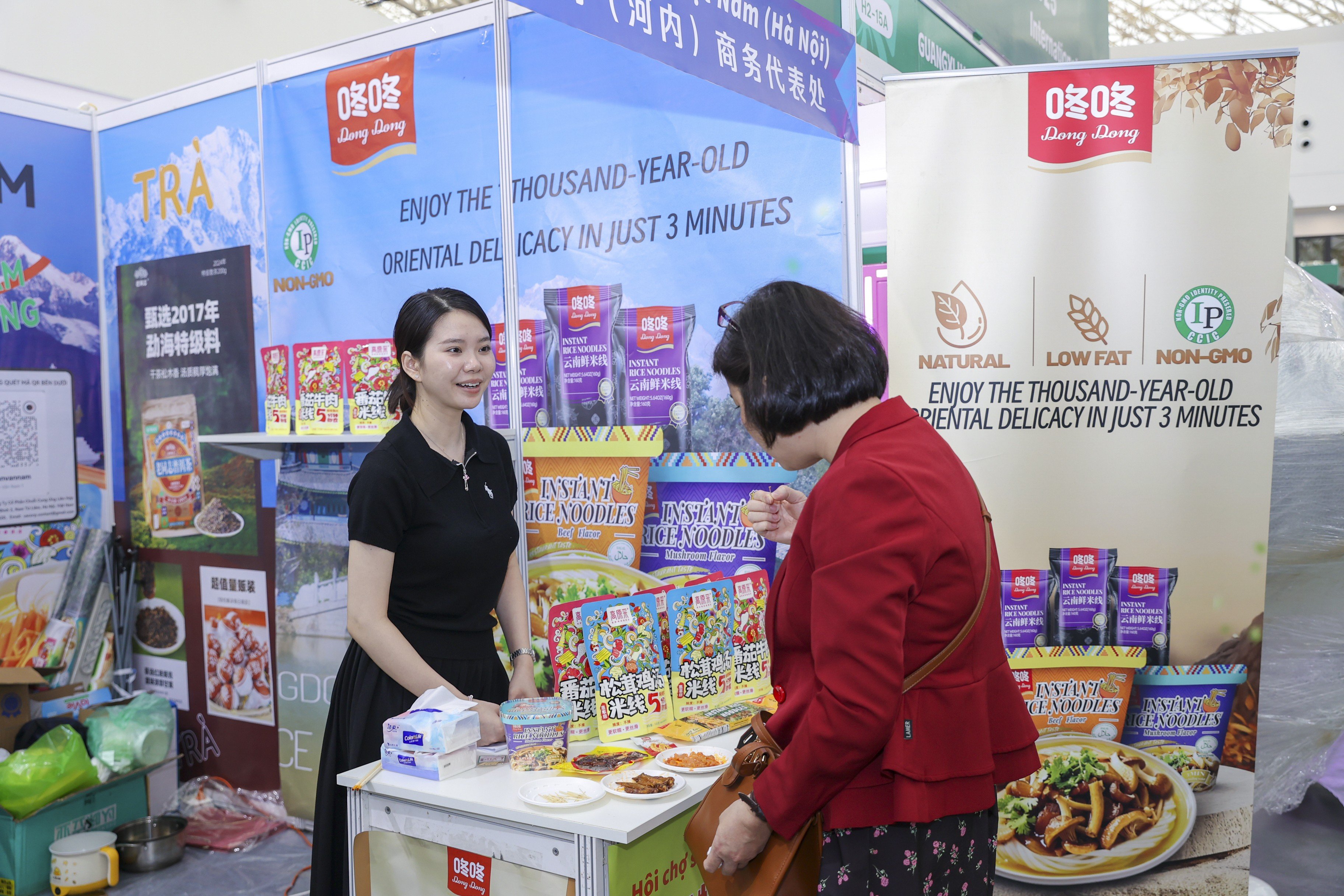 Čínský stánek přitahoval diváky svými poutavými produkty rychlého občerstvení a pochutin. Vietnamští návštěvníci si mohli přímo vyzkoušet nové chutě, od instantních nudlí až po typické pochutiny.