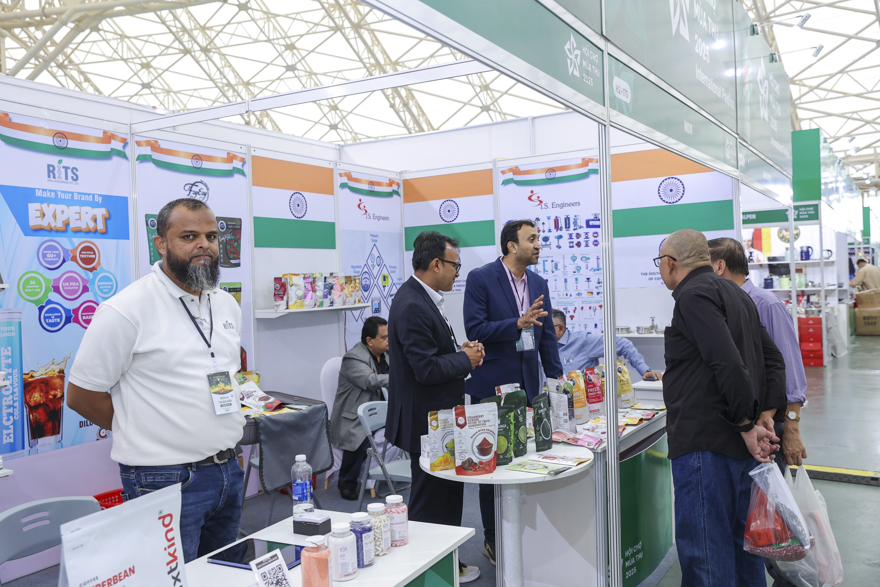 Indický stánek zanechal svou stopu rozmanitými produkty, jako je sušené ovoce, nealkoholické nápoje, zdraví prospěšné funkční potraviny... Zástupci firem vietnamským návštěvníkům přímo představili použití, kvalitativní výhody a výrobní procesy.