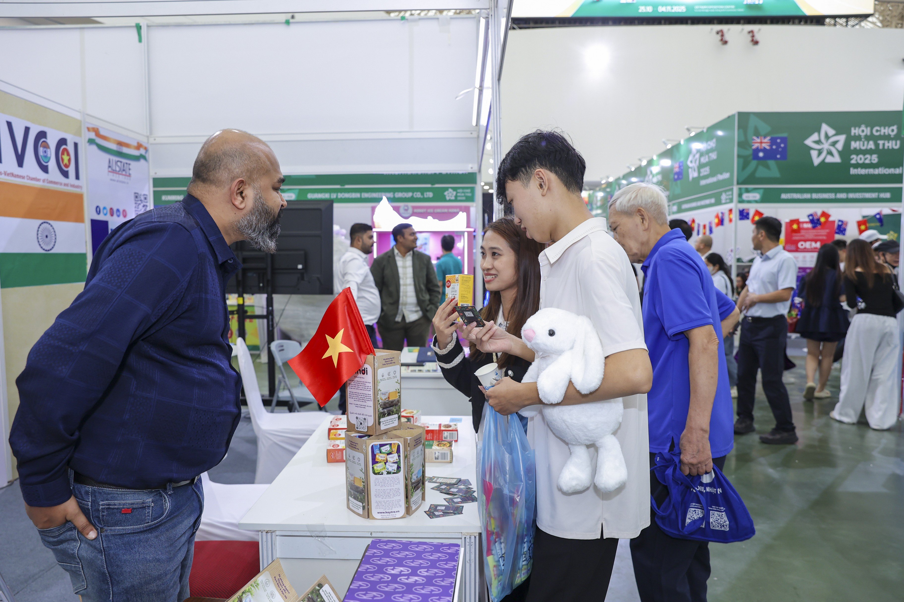 Turisté se dozvídají o indických mýdlech.