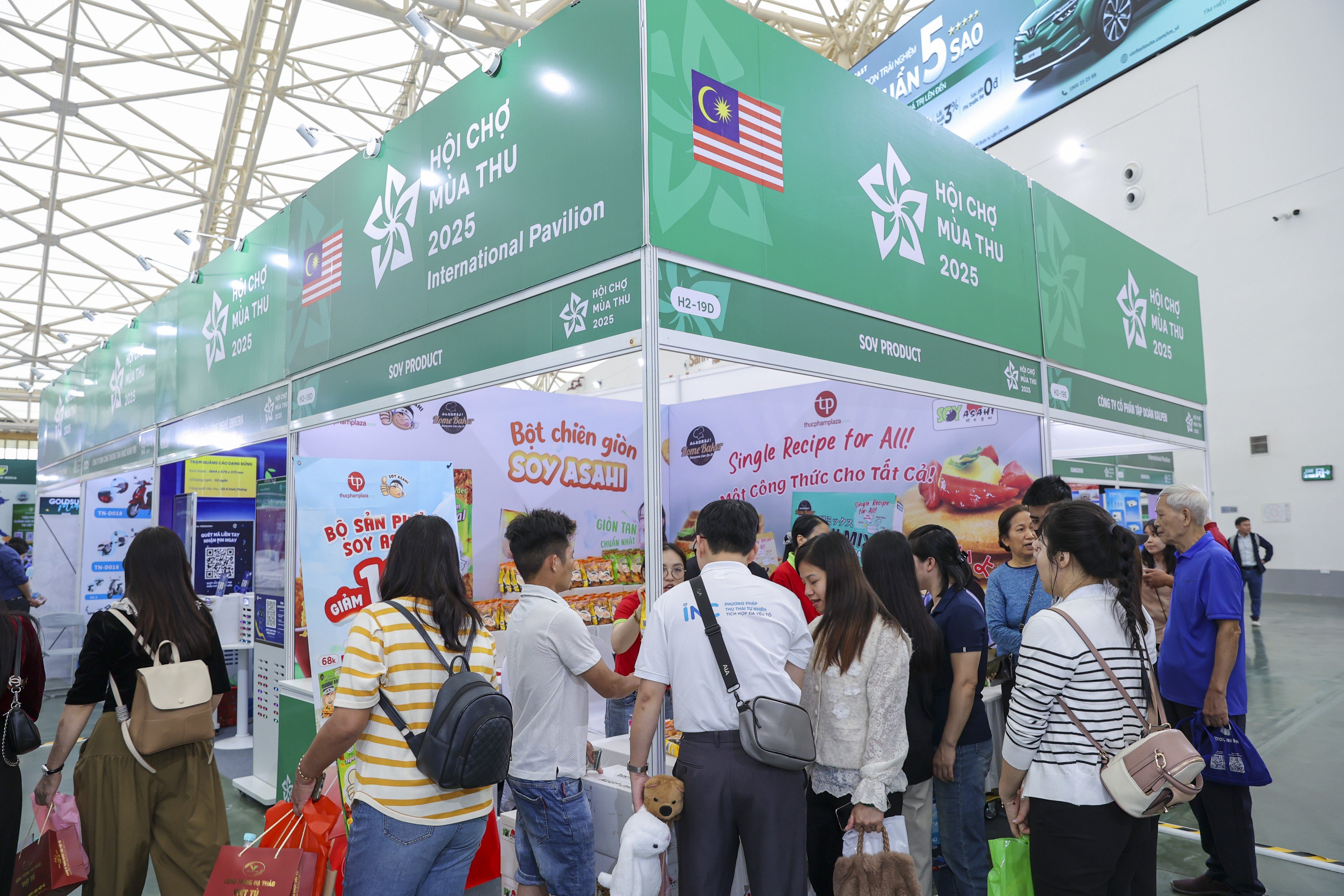 Malajský stánek přilákal mnoho návštěvníků, kteří si chtěli vyzkoušet produkty vyrobené z hub.