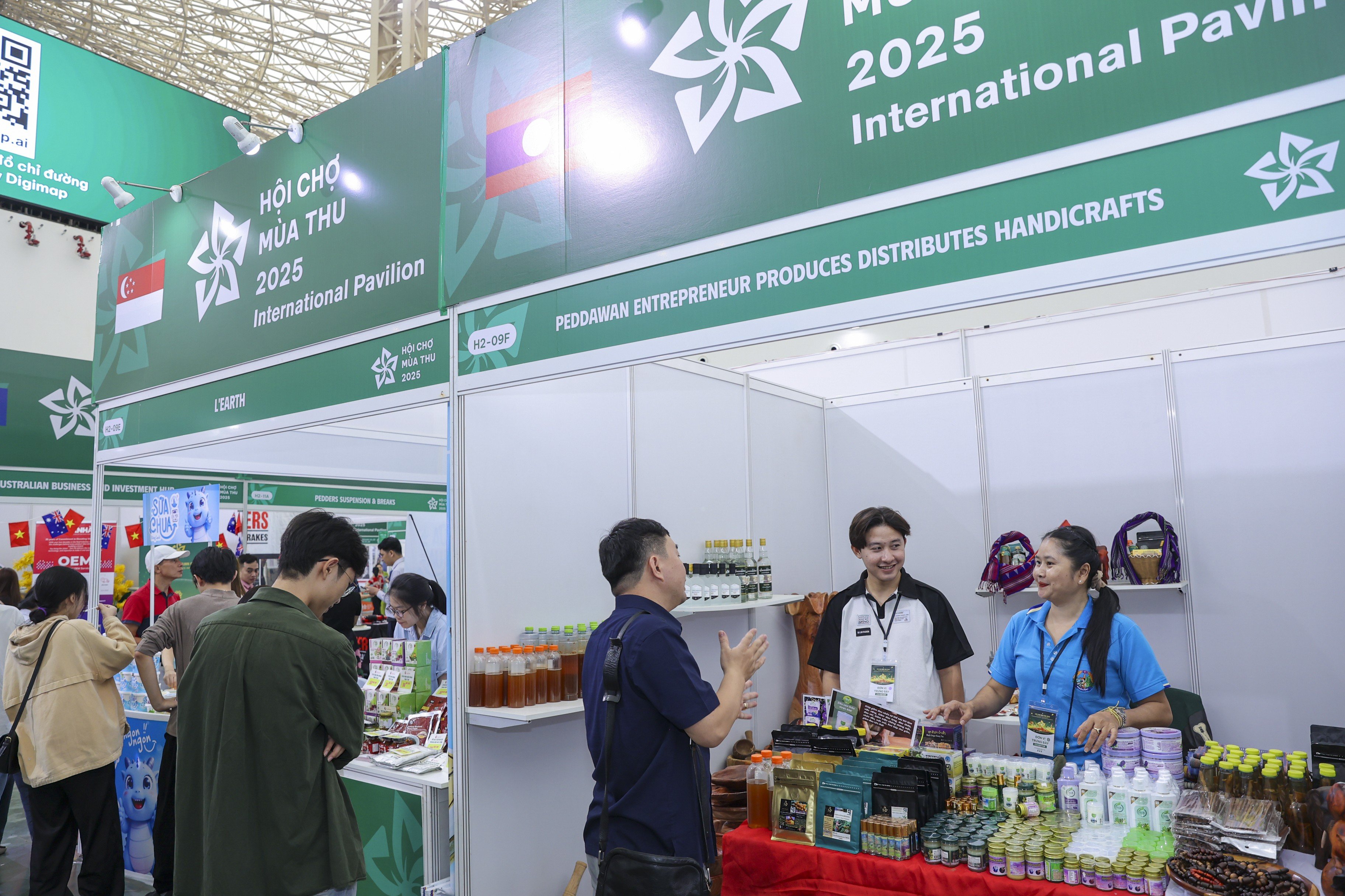 Na stánku Lao se prodávají vybraná řemeslná zboží, jako jsou dřevěné řemeslné výrobky, brokátové šátky, tradiční nápoje (čaj, káva), přírodní kosmetika, lesní med, speciální koření...