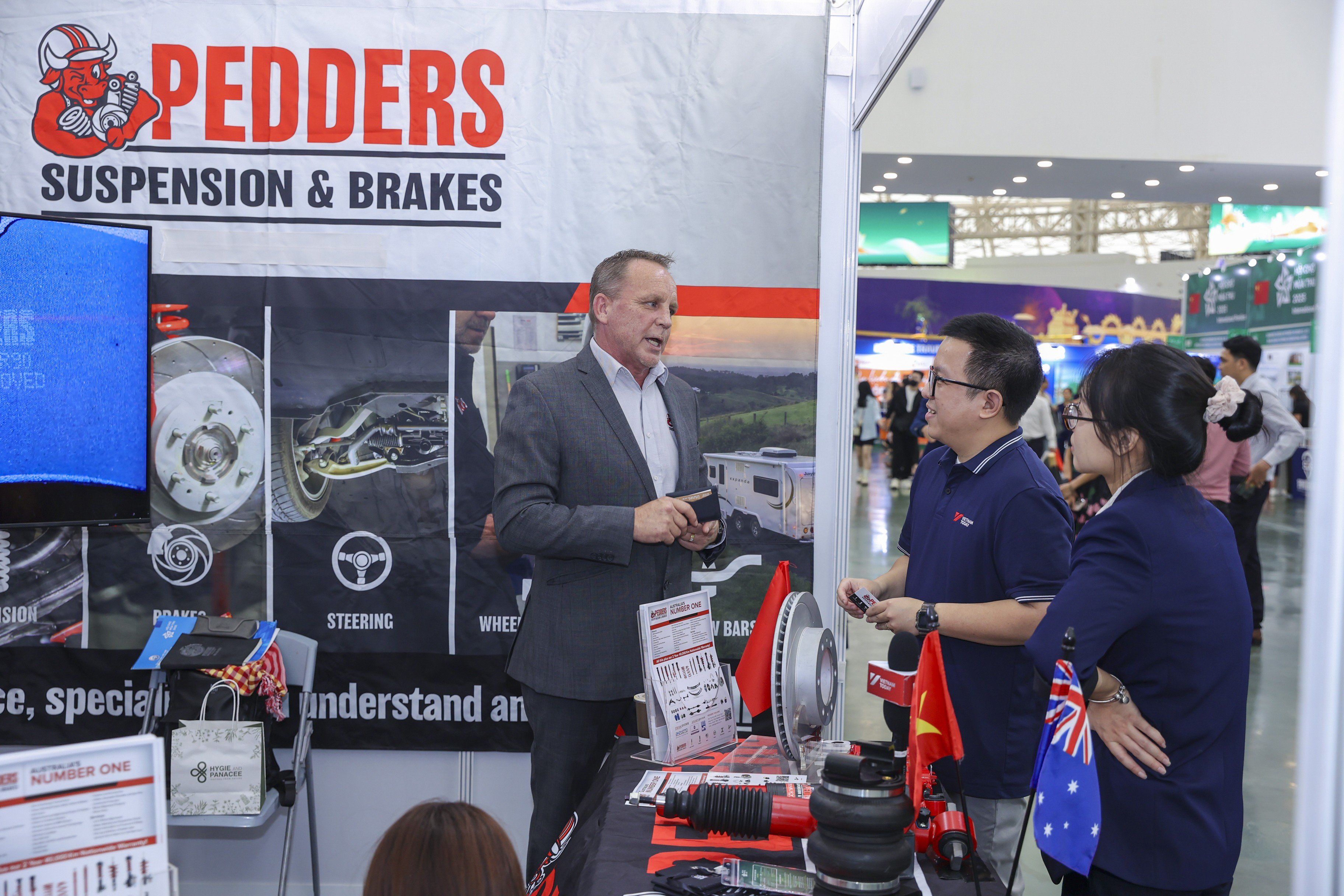 Australský zástupce na stánku představil náhradní díly pro automobily, jako jsou systémy odpružení, pružiny, sady pro zvýšení podvozku, brzdové systémy, brzdové kotouče...