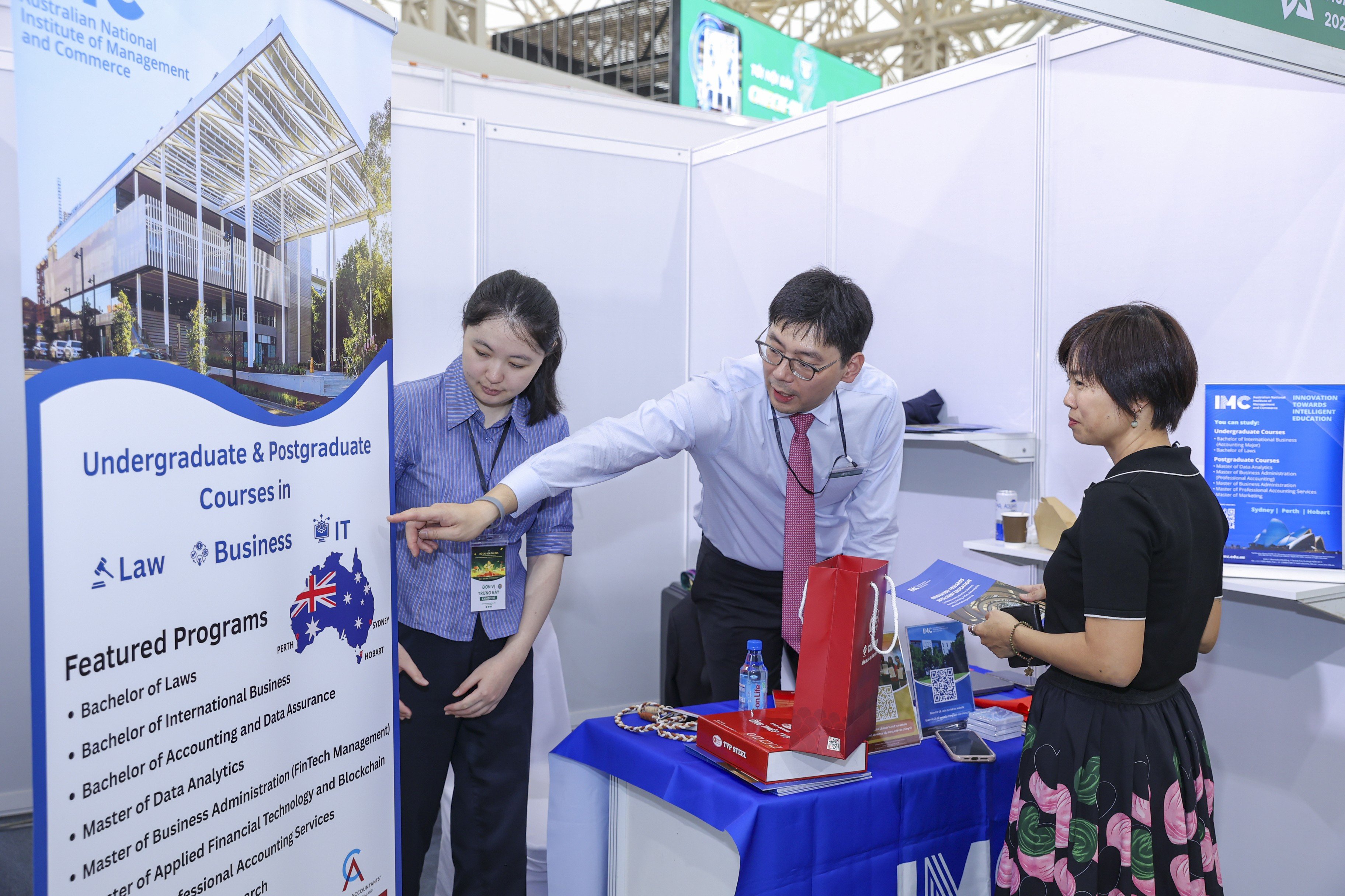 Australský pavilon také představuje bakalářské a postgraduální programy v oblastech obchodu, práva, informačních technologií...