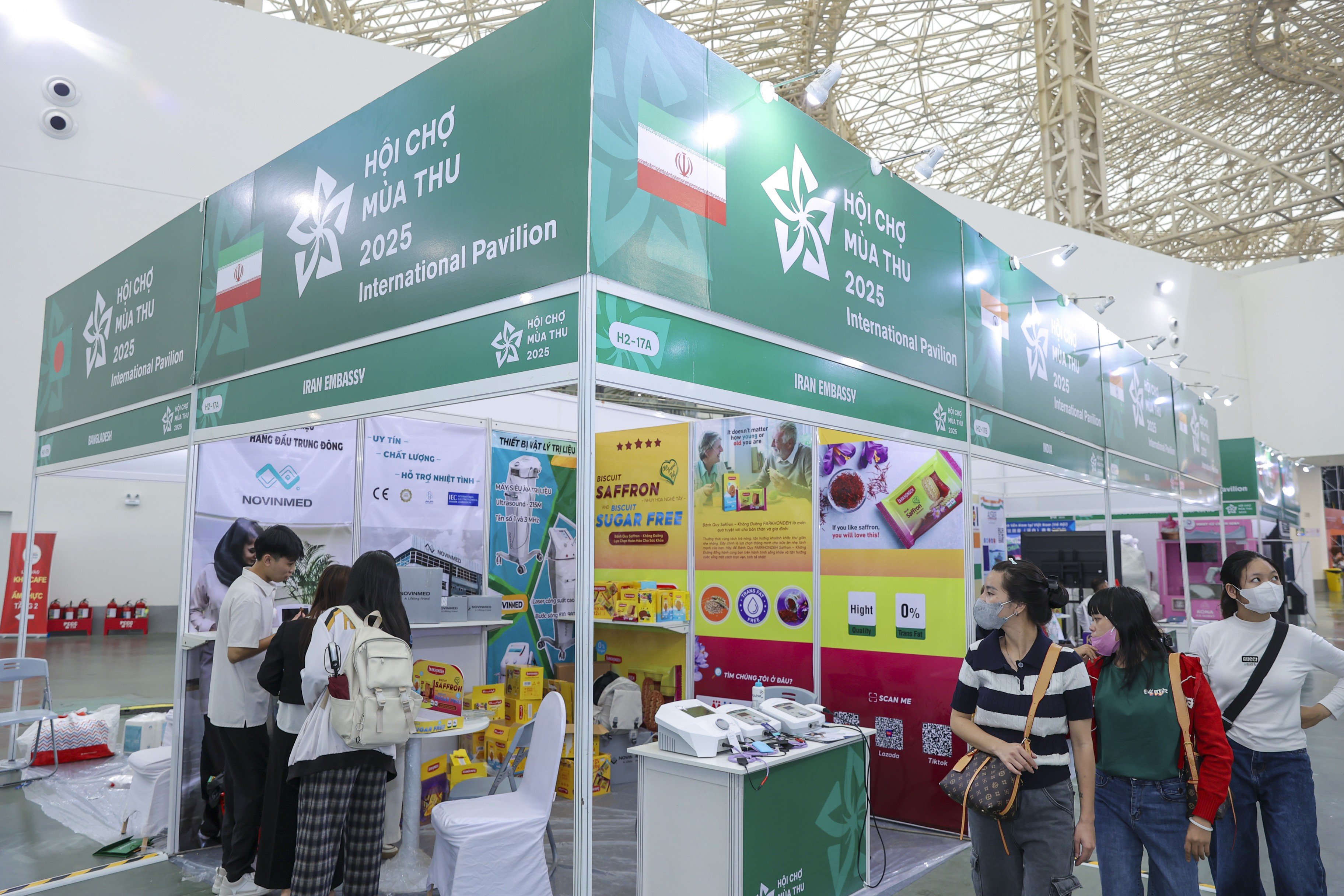 Íránský stánek představuje vybavení pro fyzioterapii, zdravé potraviny...