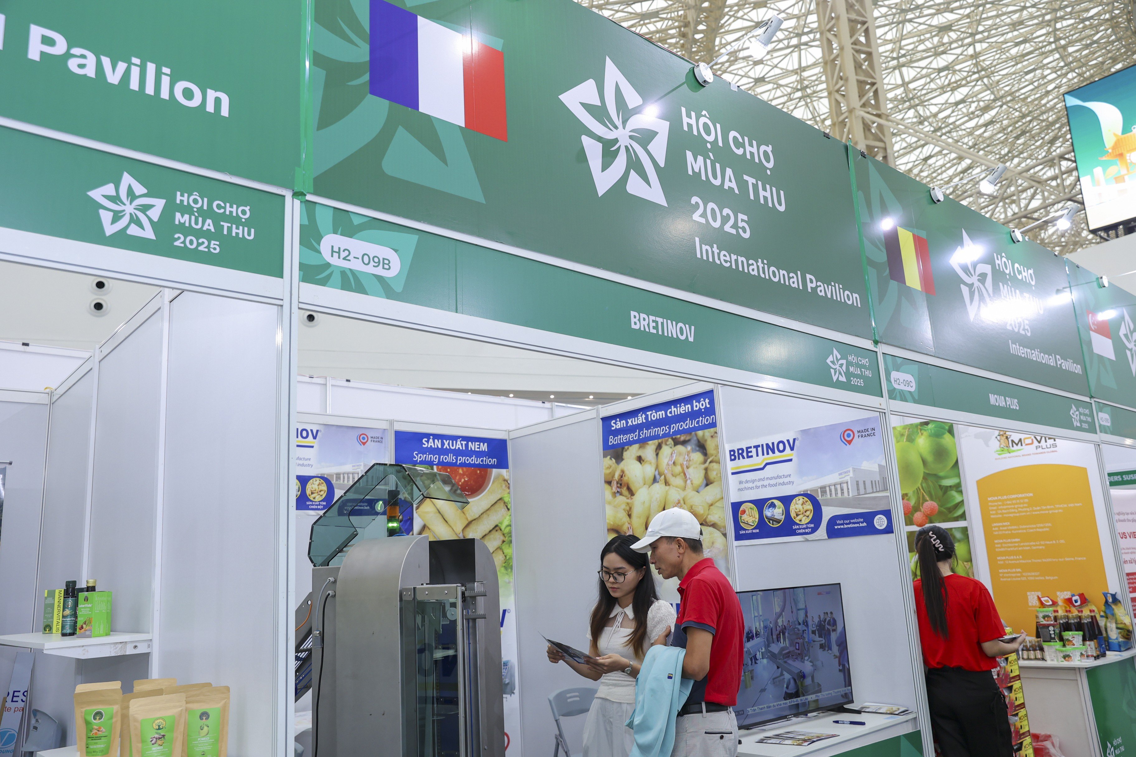 Francouzský pavilon představil automatický stroj na výrobu potravin. Zařízení je schopné vyrobit přibližně 2 500 jarních závitků za hodinu a vyžaduje pouze jednoho operátora.