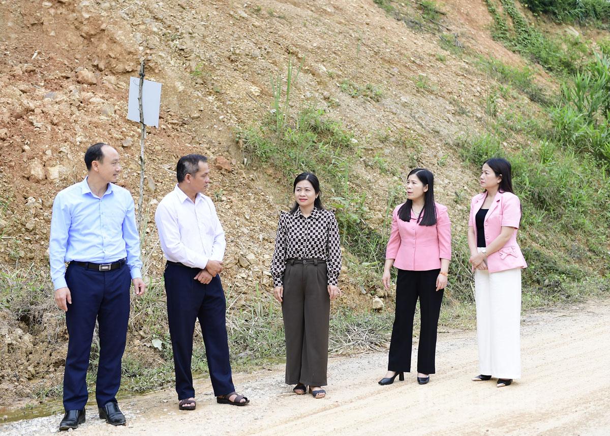 សមមិត្ត Le Thi Thanh Tra សមាជិកគណៈកម្មាធិការបក្សខេត្ត អនុប្រធានក្រុមប្រឹក្សាប្រជាជនខេត្ត បានចុះពិនិត្យការបាក់ដីដែលបង្កឡើងដោយទឹកជំនន់នាពេលថ្មីៗនេះ នៅលើផ្លូវលេខ ១៨៥ ឃុំកៀនដាយ។