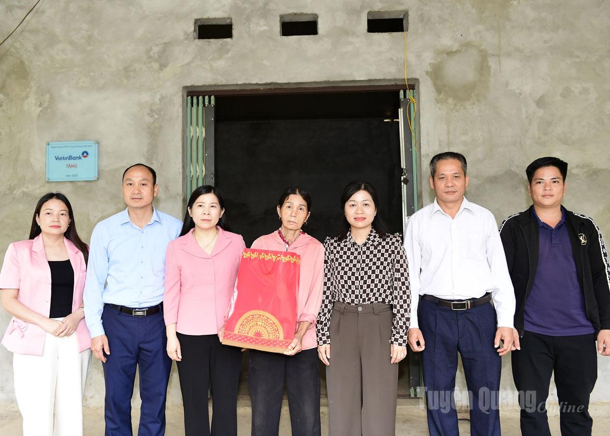 សមមិត្ត Le Thi Thanh Tra សមាជិកគណៈកម្មាធិការបក្សខេត្ត អនុប្រធានក្រុមប្រឹក្សាប្រជាជនខេត្ត បាននាំយកអំណោយជូនគ្រួសារលោកស្រី Chu Thi Tam ភូមិ Na Cham ឃុំ Kien Dai។