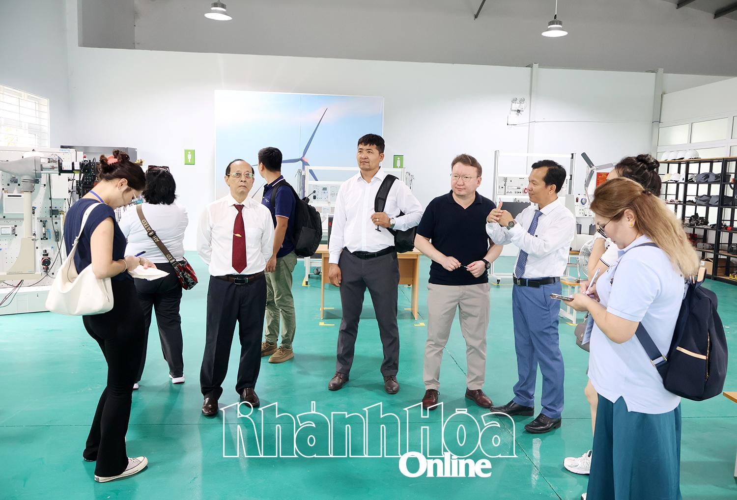 GIZ Mongoliets delegation besökte workshopen om förnybar energi.