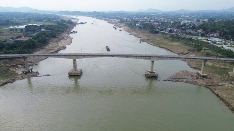 ソンロー橋はロー川に架かり、フート省ドアンフンコミューンとトゥエンクアン省のいくつかのコミューンを結んでいます。