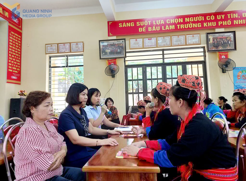 អាជ្ញាធរ​ផ្សព្វផ្សាយ​ច្បាប់ រួម​ទាំង​ការ​ទប់ស្កាត់​ការ​រៀប​អាពាហ៍ពិពាហ៍​កុមារ​សម្រាប់​ជនជាតិ​ភាគតិច​នៅ​វួដ វ៉ាងដាន។ រូបថត៖ វី យ៉េន