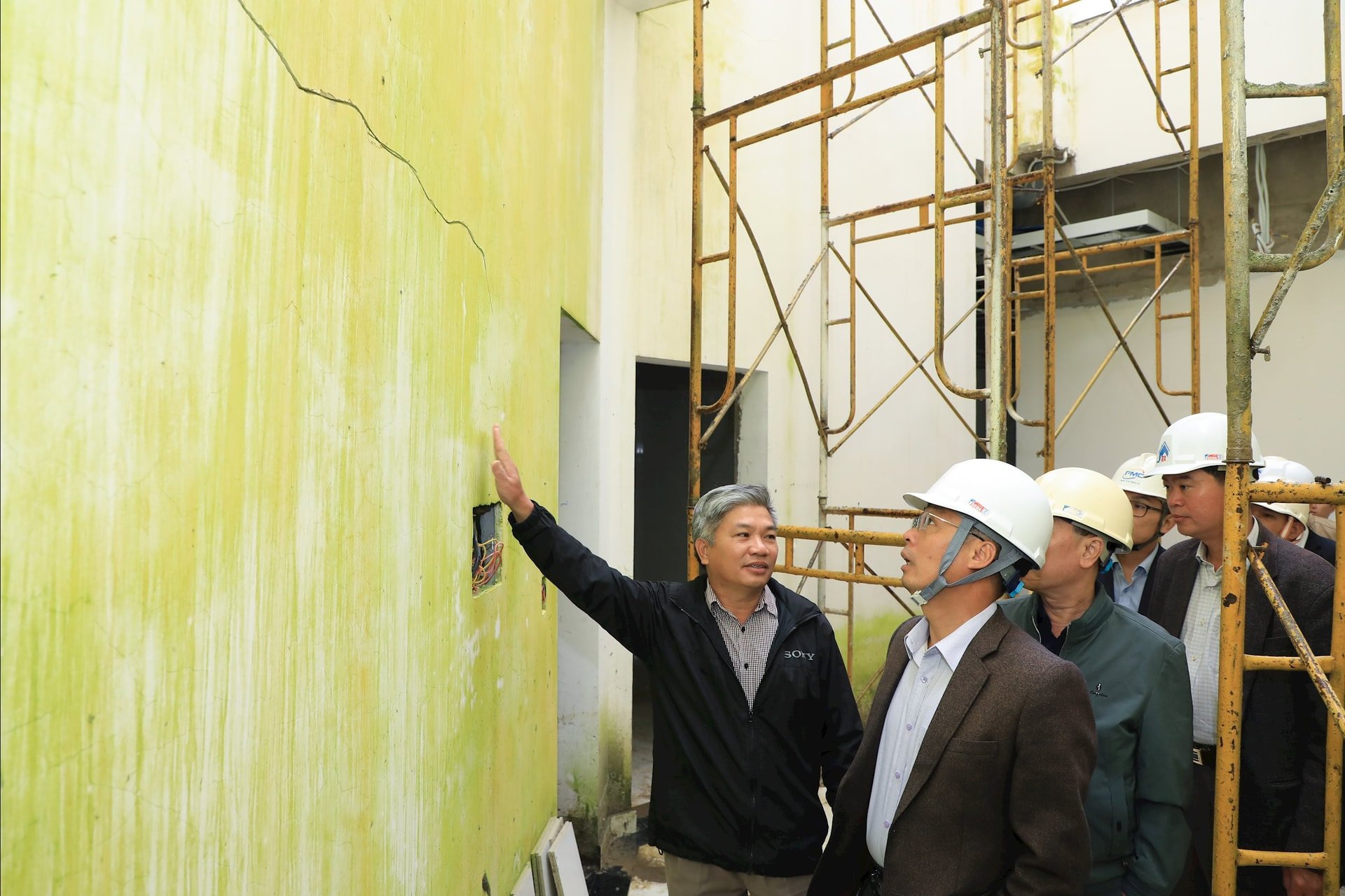 ថ្នាក់ដឹកនាំនៃនាយកដ្ឋានវិជ្ជាជីវៈនៃកាសែត ឡាំដុង វិទ្យុ និងទូរទស្សន៍បានរាយការណ៍អំពីបញ្ហាដែលមានស្រាប់មួយចំនួននៃគម្រោងនេះ។