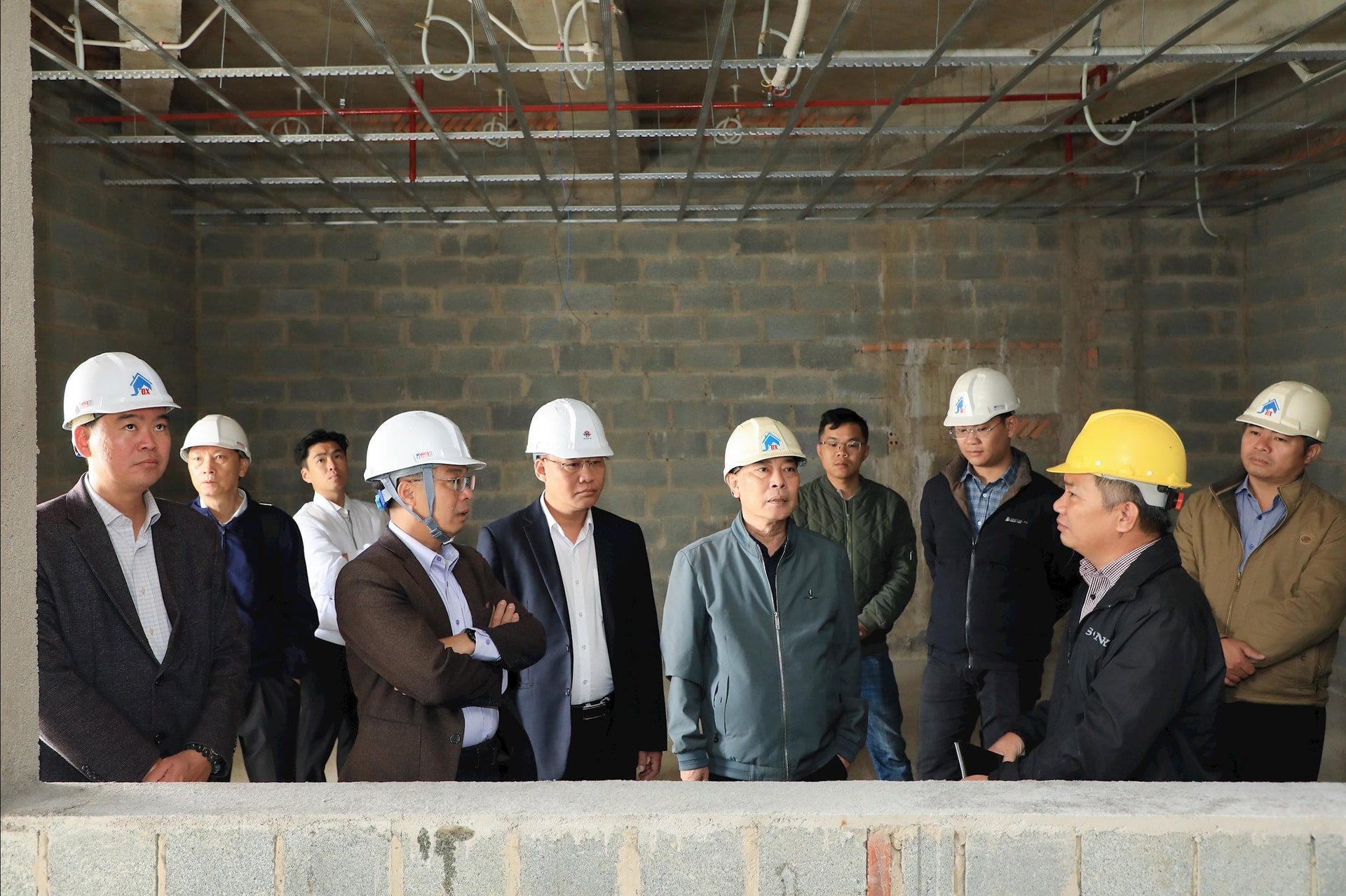 អនុប្រធានគណៈកម្មាធិការប្រជាជនខេត្ត Dinh Van Tuan និងគណៈប្រតិភូបានចុះត្រួតពិនិត្យតំបន់នៃមន្ទីរជំនាញ។