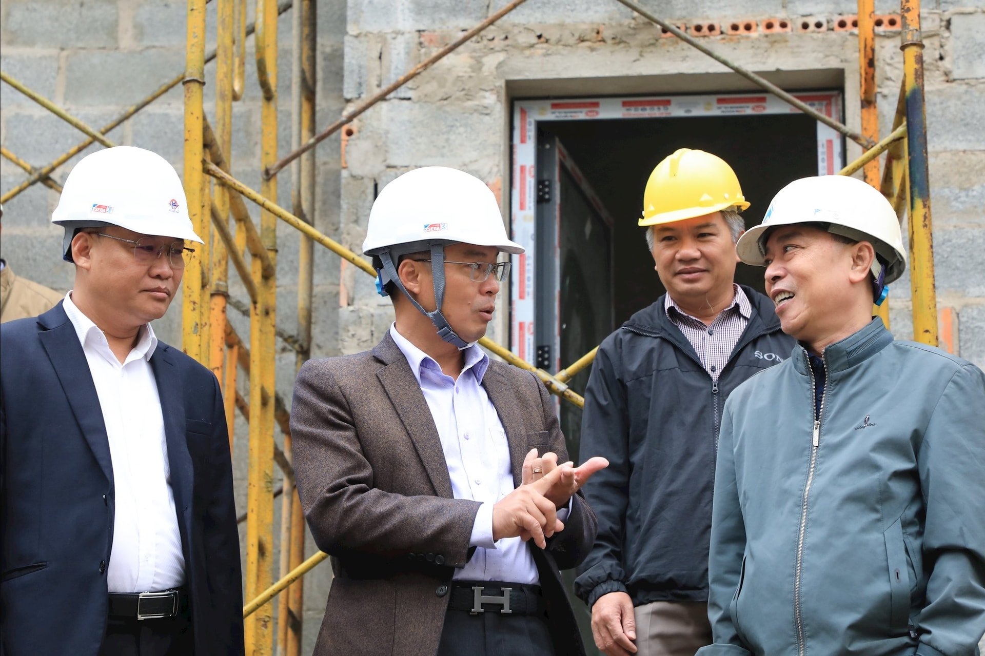 អនុប្រធានគណៈកម្មាធិការប្រជាជនខេត្ត Dinh Van Tuan បានស្នើឱ្យមានការបណ្តាក់ទុនស្របគ្នា ដើម្បីជៀសវាងគម្រោងការងារបំណះ។