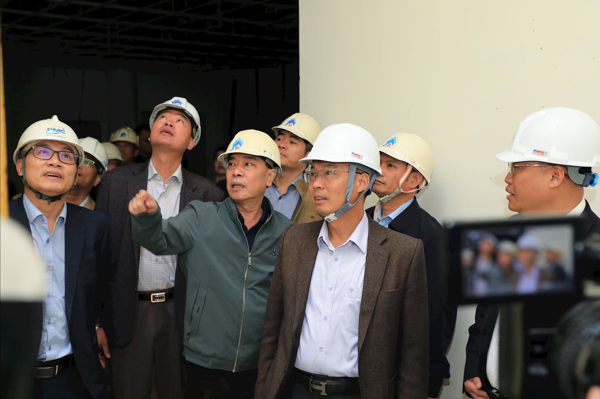 អ្នកដឹកនាំកាសែត វិទ្យុ និងទូរទស្សន៍បានរាយការណ៍អំពីចំណុចខ្វះខាតមួយចំនួននៃគម្រោង។