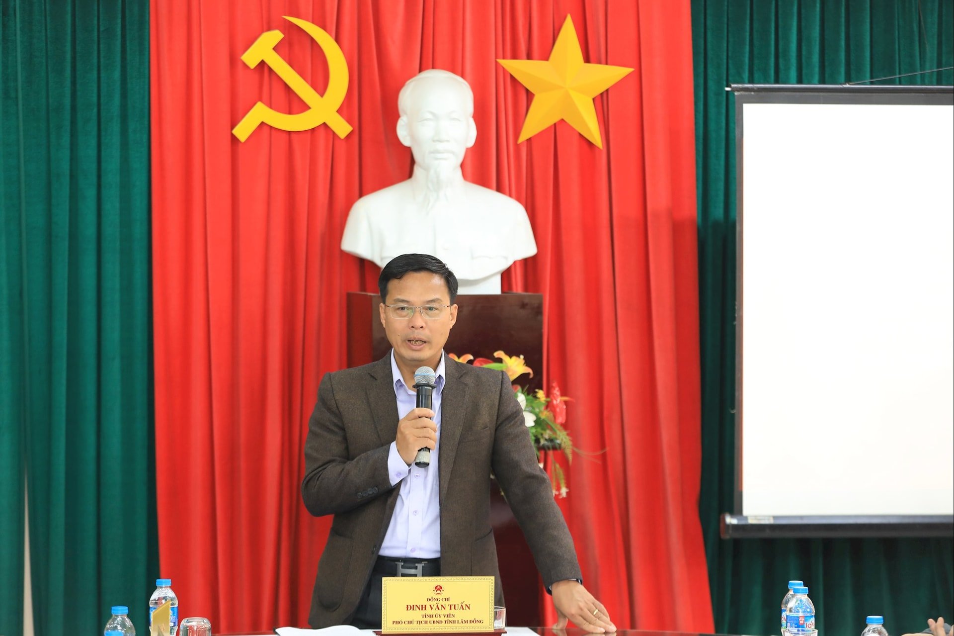 អនុប្រធានគណៈកម្មាធិការប្រជាជនខេត្ត លោក Dinh Van Tuan បានយល់ព្រមបន្តកាលកំណត់សម្រាប់ការសាងសង់ និងដំឡើងគម្រោងនៅខែធ្នូ ឆ្នាំ២០២៥។