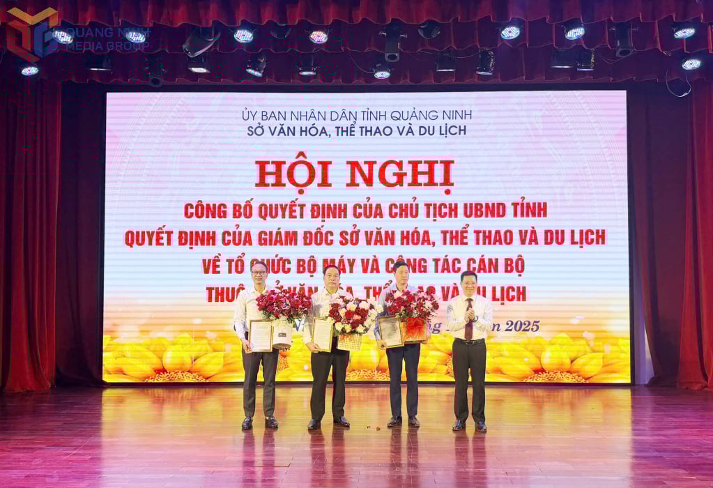 Lãnh đạo Sở Văn hoá, thể thao và du lịch trao quyết định và tặng hoa chúc mừng giám đốc Giám đốc Trung tâm huấn luyện và thi đấu thể thao tỉnh Quảng Ninh; đồng chí Nguyễn Đăng Khoa giữ chức vụ Giám đốc Nhà hát Nghệ thuật tỉnh Quảng Ninh; đồng chí Đỗ Quyết Tiến giữ chức vụ Giám đốc Bảo tàng - Thư viện tỉnh Quảng Ninh.
